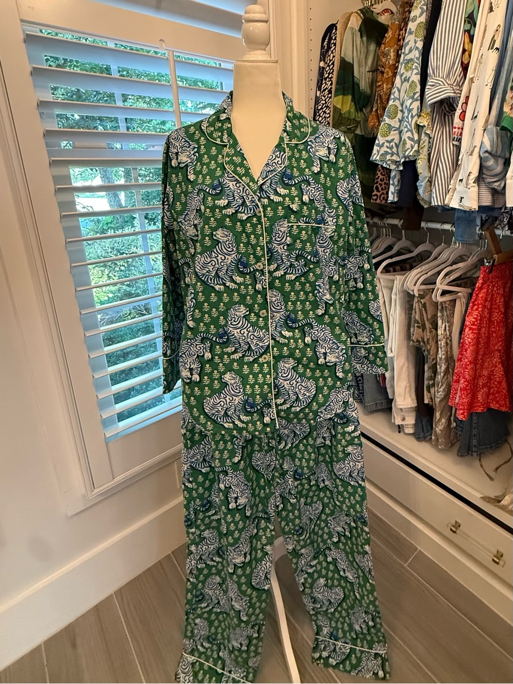 Print Fresh Jade Tiger Queen size small like new - never worn